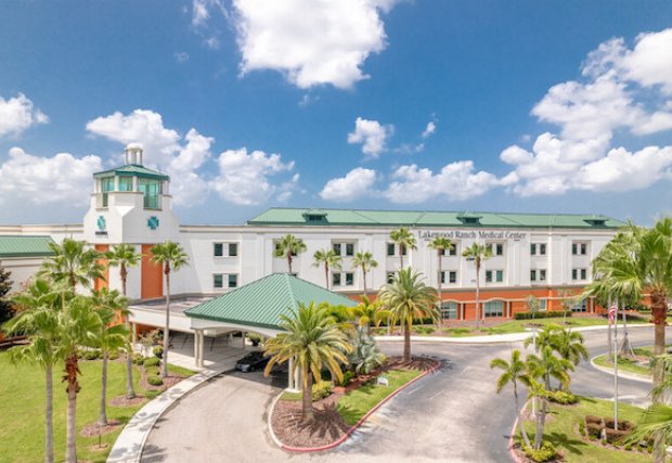 Front entrance to Lakewood Ranch Medical Center